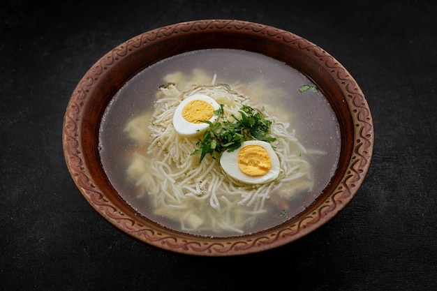 麺ハーブと卵スタジオライトのチキンブロス