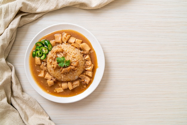 チキンのブラウンソースまたはグレービーソースとご飯