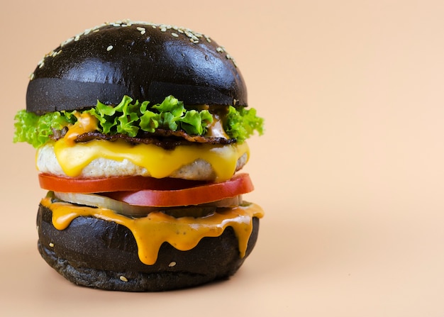 Hamburger di pollo in un panino nero