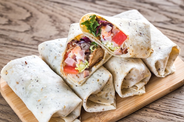 Burritos di pollo sui precedenti di legno