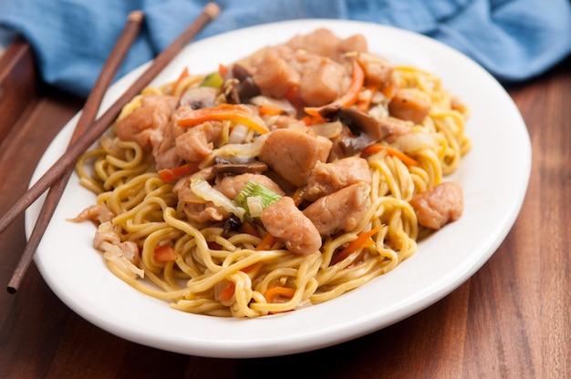 Photo chicken chow mien meal