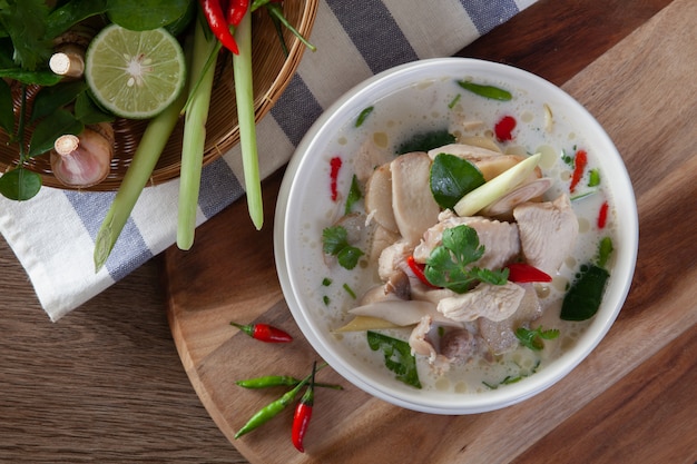 Alimento tailandese di chicken coconut soup (tom kha kai)