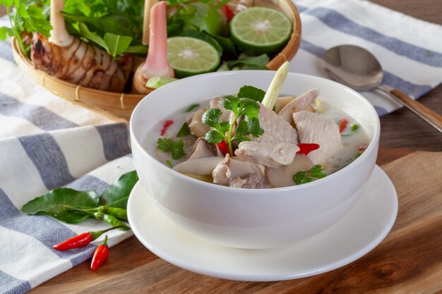 Chicken coconut soup (tom kha kai) thais eten