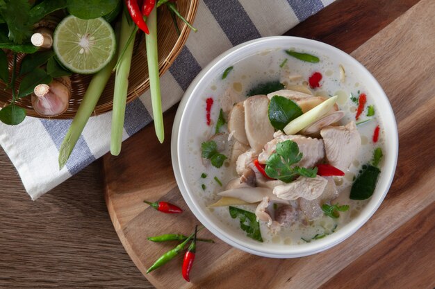 Chicken Coconut Soup (Tom Kha Kai) Thais eten