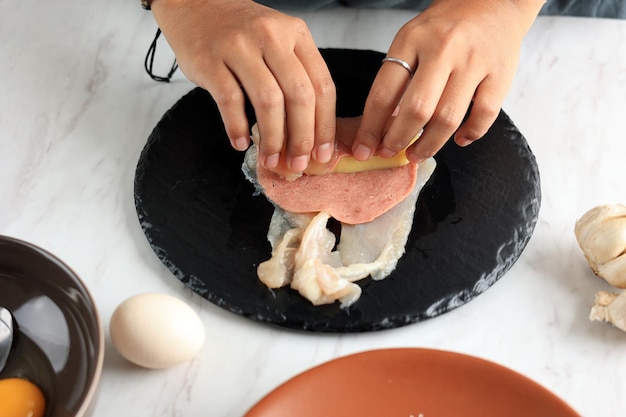 製作中のチキン・コルドン・ブルー