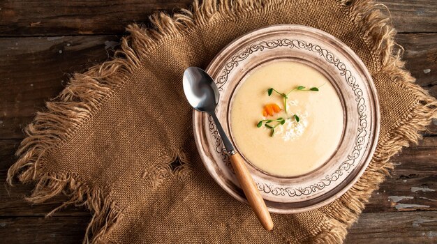 Chicken cream soup traditionele recept kaassoep met erwtenspruiten in kom op houten achtergrond voedsel recept achtergrond ruimte voor tekst bovenaanzicht