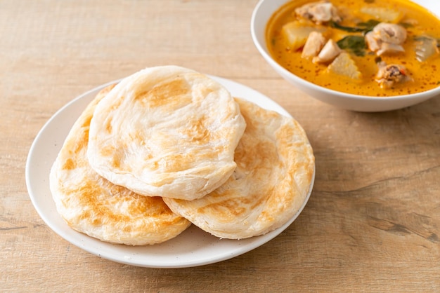 Chicken curry soup with roti