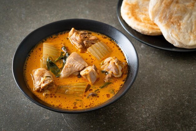 Zuppa di pollo al curry con roti