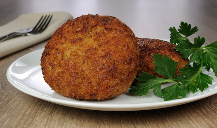 Photo 식탁에 빵 부스러기에 치킨 커틀릿