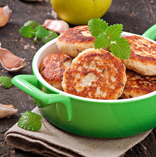 chicken cutlets with apple and mint