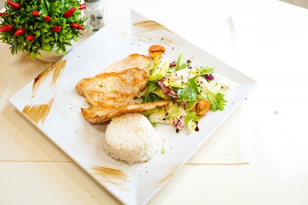 Piatto di pollo su un tavolo del ristorante