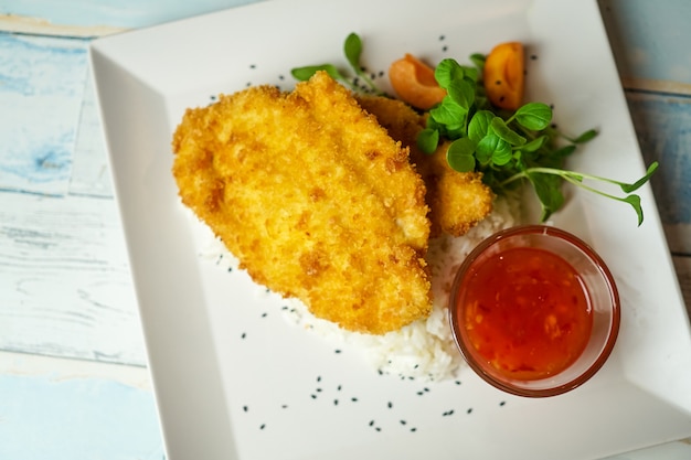 Foto piatto di pollo su un tavolo del ristorante