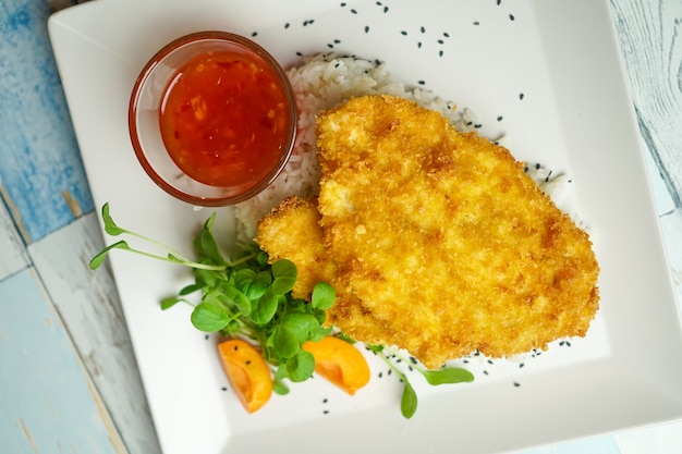 Foto piatto di pollo su un tavolo del ristorante