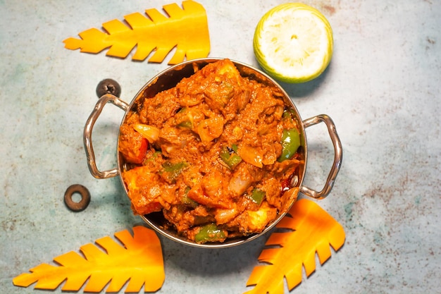 Chicken do piaza geserveerd in een karahi bovenaanzicht van Indiaas eten