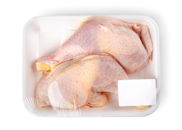 Foto cosce di pollo isolate su uno sfondo bianco. tracciato di ritaglio