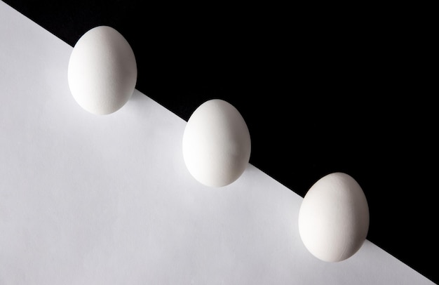 Foto uovo di gallina su sfondo bianco e nero