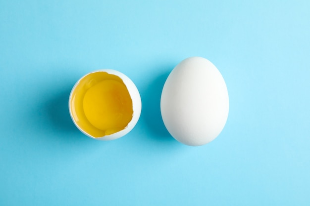 鶏の卵と半分の色の卵黄