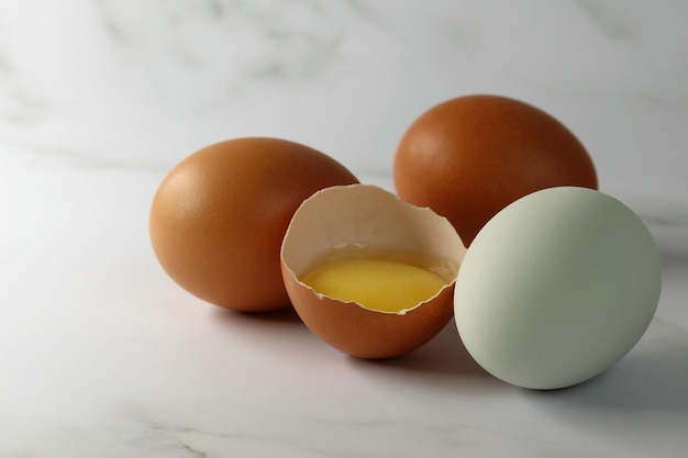 다른 색상의 닭고기 달걀과 내부에 노른자가 있는 깨진 달걀