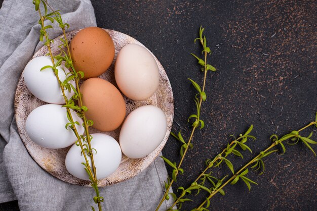 Foto gradiente di uova di gallina da chiaro a scuro