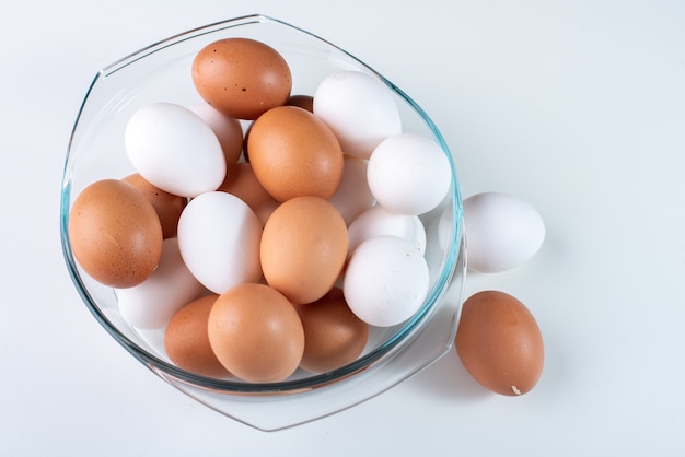 Куриные яйца, изолированные на белом фоне