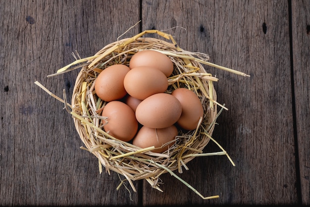 Photo chicken eggs placed on a straw