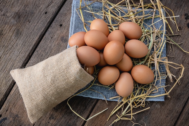 Photo chicken eggs placed on a straw