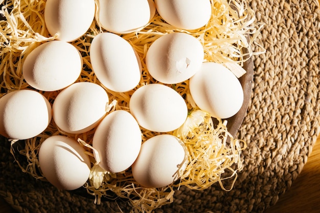 Foto uova di gallina su un piatto di paglia