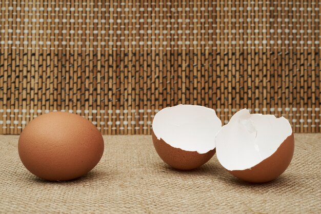 Куриные яйца цельные и их части. Половина яйца, яичный желток, скорлупа.
