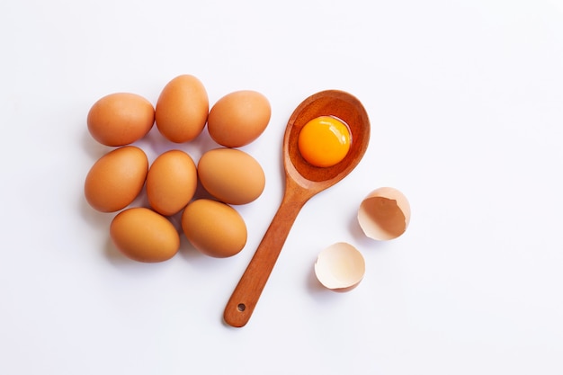 Il pollo eggs con tuorlo su fondo bianco.