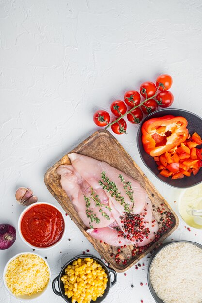 Ingredienti di enchilada di pollo riso, mozzarella, mais, su sfondo bianco, vista dall'alto piatta con spazio di copia per il testo