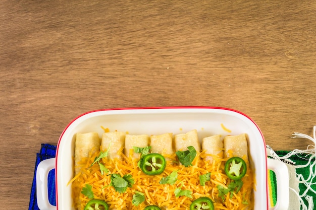 Foto enchiladas di pollo con formaggio cheddar e salsa.