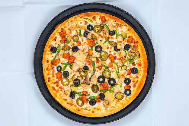 Chicken Fajita Pizza geïsoleerd op houten achtergrond gekruide kipblokjes en kaascombinatie op brood Italiaans eten bovenaanzicht