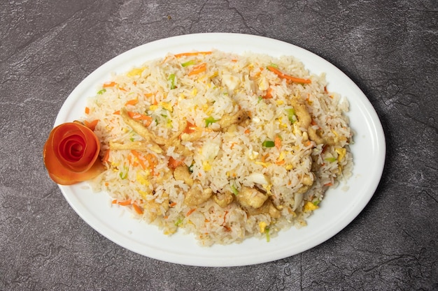 Chicken Fried Rice met ei en groenten geserveerd in een schotel geïsoleerd op de achtergrond.