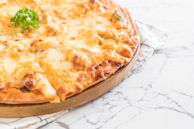 chicken grilled pizza with thousand island sauce