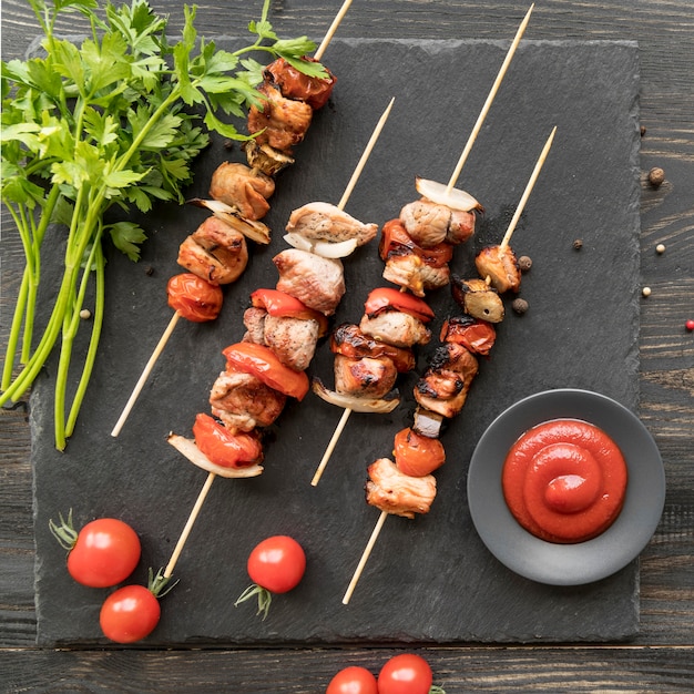 Photo chicken grilled skewers with vegetables