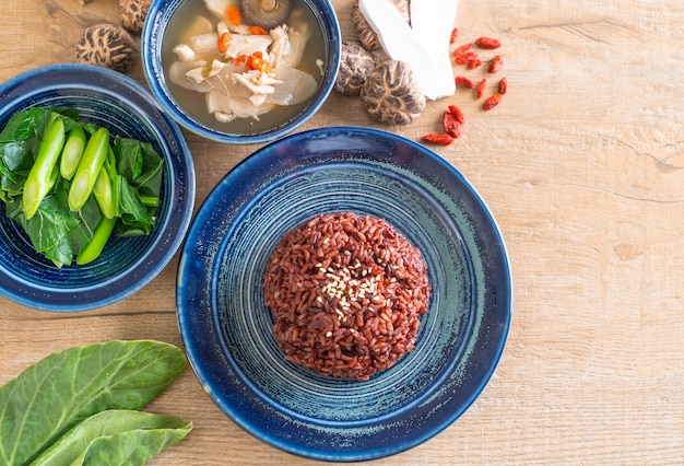 Zuppa di pollo ed erba, cavolo cinese con riso a bacca