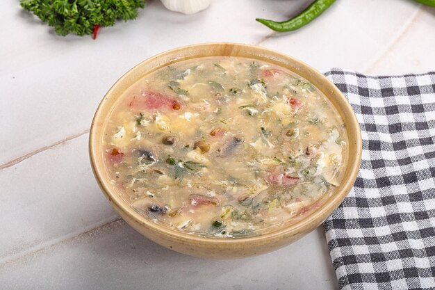 Foto zuppa di pollo calda e acida