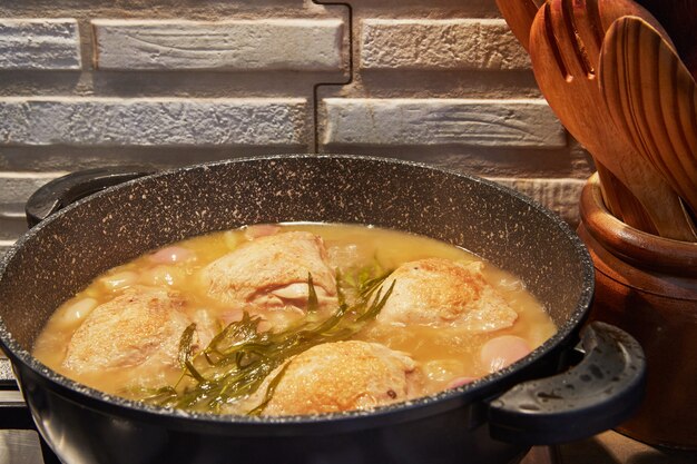 鶏肉はフライパンで弱火でソースで揚げます。