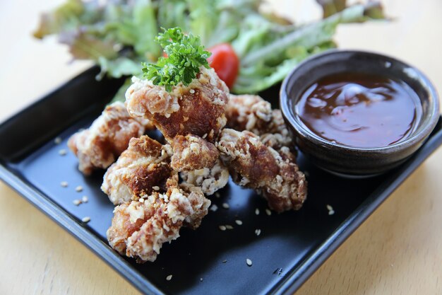 鶏から揚げ木の背景に鶏肉の唐揚げ