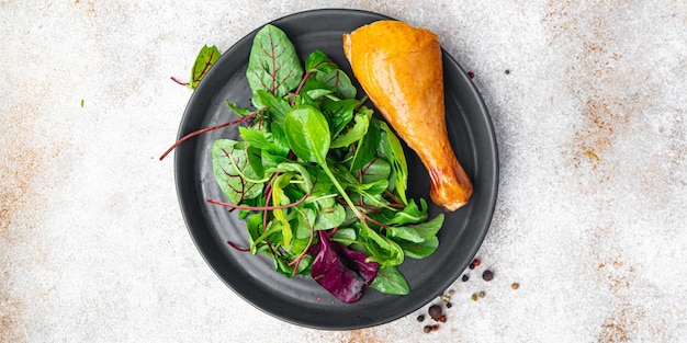 치킨 다리 신선한 샐러드 잎 믹스 녹색 식사 음식 스낵 테이블 복사 공간 음식 배경
