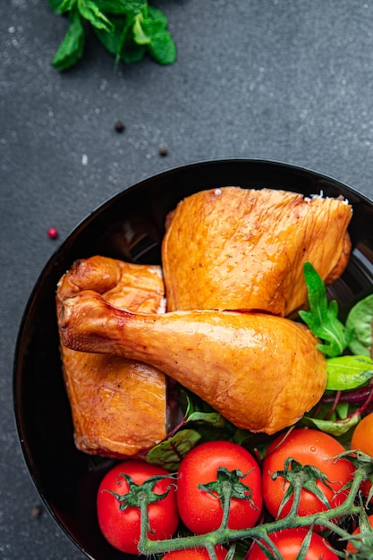 닭 다리 훈제 고기와 신선한 샐러드 잎은 테이블 복사 공간에 녹색 식사 음식 스낵을 섞습니다.