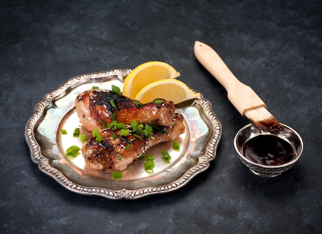 照り焼きソースで揚げた鶏の足