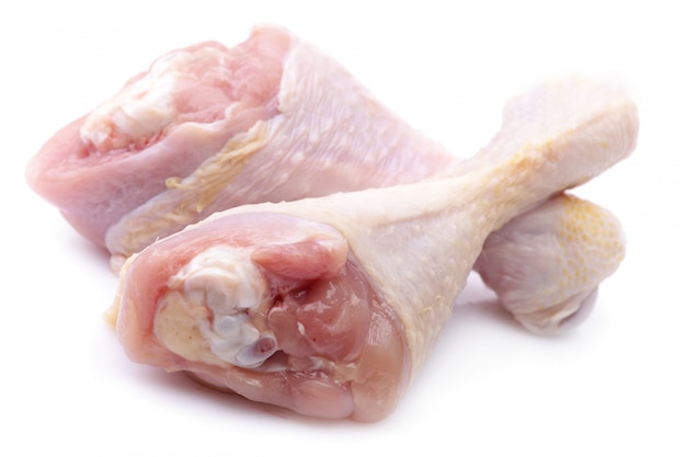 白で隔離される鶏の脚