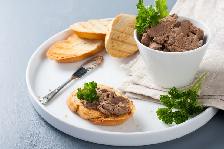 Паштет из куриной печени на хлебе и в миске