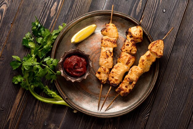 Chicken Malai Kebab Gegrilde kip op bamboespiesjes op een metalen plaat bovenaanzicht