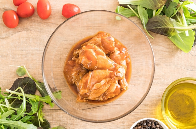 Foto pollo marinato con salsa