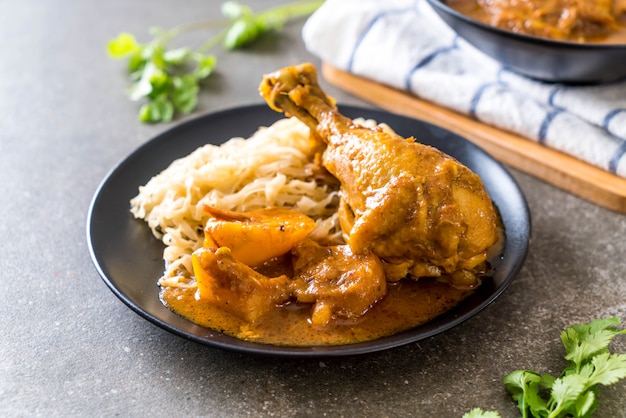 チキンマッサマンカレーペーストとヌードル