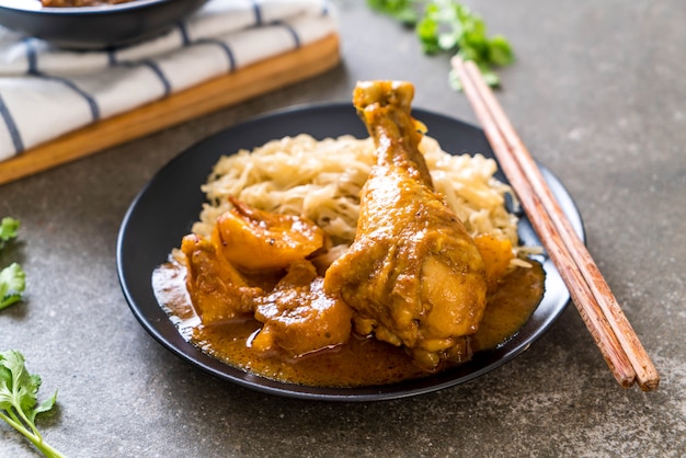 チキンマッサマンカレーペーストとヌードル