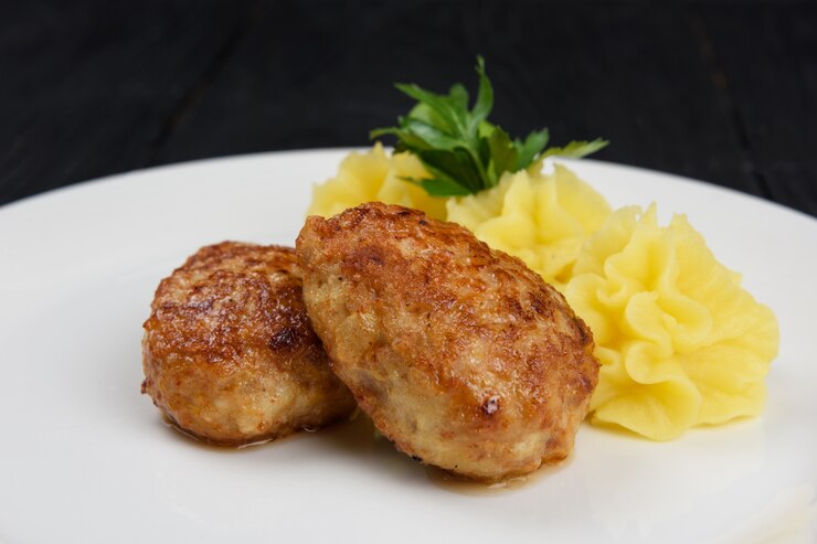 Фотография котлета из куриного мяса с картофельным пюре