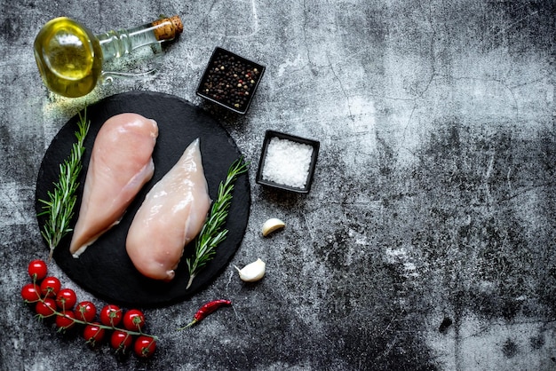 写真 黒い背景に鶏肉